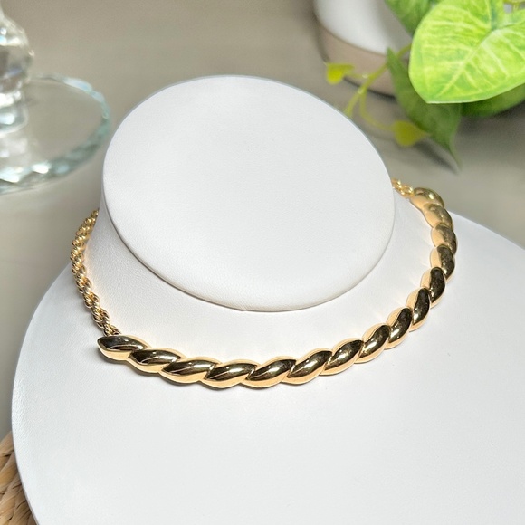 Monet Vintage Twist Front Design 18K Gold Plated Spiral Chain Link Necklace. - Picture 5 of 14